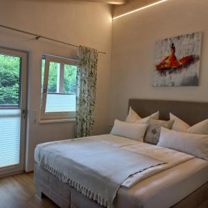 萨菲登安斯泰内嫩米尔Chalet Sisi的卧室设有一张白色大床和一扇窗户。