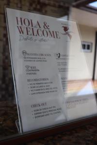 戴维Hotel Residencial Panamericano的酒店菜单和餐桌上的迎宾标志