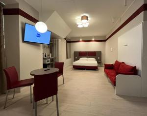 伊夫雷亚Borgo Yporegia的客厅配有床和红色沙发