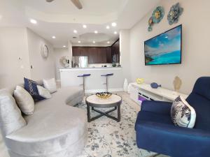珊瑚角Luxury Oasis - Pool, BBQ, Patio - Cape Coral, Florida的客厅配有沙发和桌子