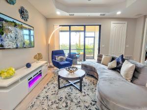 珊瑚角Luxury Oasis - Pool, BBQ, Patio - Cape Coral, Florida的客厅配有沙发和桌子