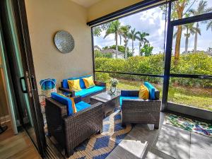 珊瑚角Luxury Oasis - Pool, BBQ, Patio - Cape Coral, Florida的一个带藤椅和桌子的门廊