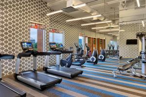 圣何塞Aloft Santa Clara - San Jose North的健身房设有数台跑步机和有氧运动器材