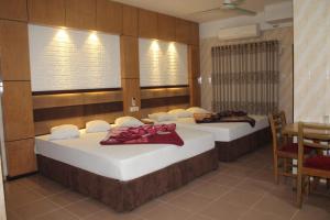库克斯巴扎Saint Martin Resort的配有两张床铺的客房配有桌椅