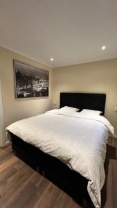 卢恩斯基尔Holiday Home Ljungskile的一间卧室配有一张带白色床单的大床