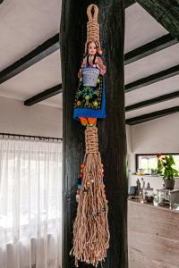 Bughea de SusPensiunea Casa de Vis的木墙,上面挂着娃娃