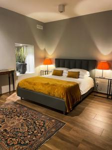 特尔尼Marmore Charming House的一间卧室配有一张大床,配有两盏灯和地毯