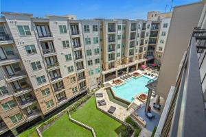 休斯顿1BRModern Retreat-Mins to Med Center的享有带游泳池的庭院景致的公寓