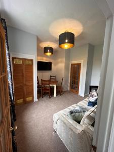 斯特灵Castle Brae Apartment的客厅配有沙发和桌子