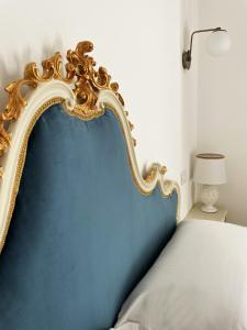 墨西拿B&B ISOLA Messina的卧室里一张带蓝色和金色床头板的床