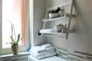 萨莱诺GATTI e MARE的一间带白色毛巾架的浴室和窗户