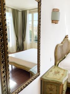 墨西拿B&B ISOLA Messina的配有床和椅子的镜子