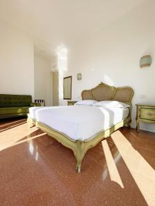 B&B ISOLA Messina客房内的一张或多张床位