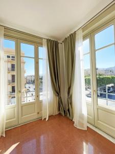 墨西拿B&B ISOLA Messina的客房设有玻璃门和窗户,享有美景。