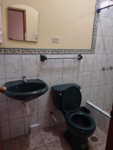 伊基托斯HOTEL SOL Y LUNA的浴室设有黑色的卫生间和水槽。