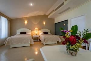 特克塞丁戈艾克瑟拉里斯会议及Spa大酒店 的酒店客房带两张床和花瓶
