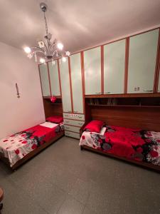 都拉斯Vintage Sea-View Apartment in Centre Durres的带镜子的客房内的两张单人床