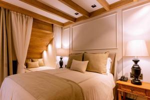 格拉玛多里塔霍普纳酒店的一间卧室配有一张大床和两盏灯。