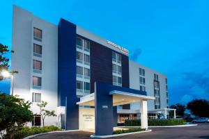 迈阿密迈阿密多拉万豪斯普林希尔套房酒店的酒店前方的图片