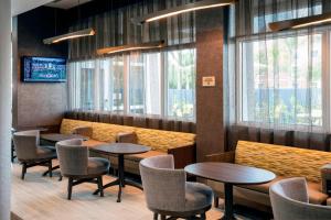 迈阿密迈阿密多拉万豪斯普林希尔套房酒店的用餐室设有桌椅和窗户。