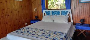 乌图罗阿Villa U'upa的一间卧室配有蓝色和白色床单