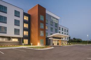 AlbertvilleFairfield by Marriott Inn & Suites Albertville的停车场酒店 ⁇ 染