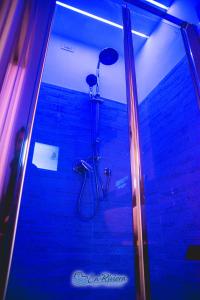 斯卡莱阿La Riviera的带淋浴的浴室和蓝色的墙壁