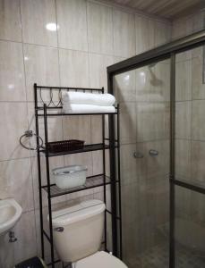 Alto BoqueteBonvivant Boquete的一间带卫生间和淋浴的浴室
