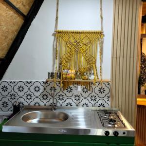 麦德林ALTEA triángulo con jacuzzi, Santa Elena的厨房配有水槽和炉灶