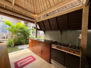 坎古Tanhana Villa Canggu的一个带炉灶和台面的户外厨房