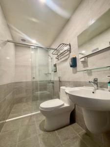 马公棉宝民宿的浴室配有卫生间、淋浴和盥洗盆。