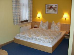 策拉-梅利斯索尔斯塔德特酒店的一间卧室配有一张大床和两盏灯