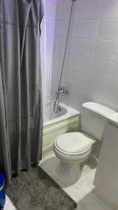圣地亚哥Jardines的浴室设有卫生间、浴缸和淋浴帘。