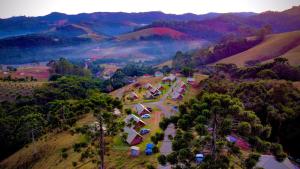 蒙特韦尔迪Pousada Vista do Paraíso的享有山脉村庄的空中景致