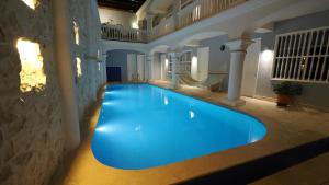 卡塔赫纳Hotel Casa Cytia的大楼里的一个大型蓝色游泳池