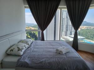 Serenity Stay Nilai Near Mesamall & KLIA - Mountain View, AC, WIFI, NETFLIX, SOUND SYSTEM, POOL & GYM客房内的一张或多张床位