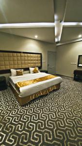 Sīdī Ḩamzahفندق اضواء المدينة的一间卧室,卧室内配有一张大床
