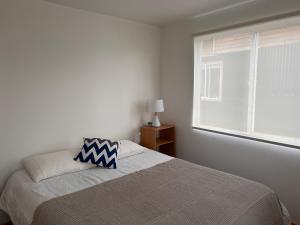 科伊艾科Casas Altos del Simpson的一间卧室设有一张床和一个窗口