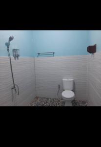 RiungRIUNG LALONG TERONG Guest House的浴室配有白色卫生间和淋浴。