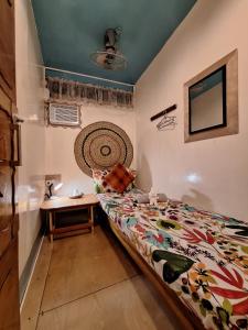 公主港Balai Vivencio Hostel的一间卧室配有一张床和一张桌子
