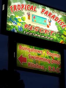 象岛Tropical Paradise Leelawadee Resort的游戏显示的两边标志