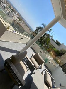 莫迪因best apartment in buhcman (shivtie Israel 26)的阳台享有2把躺椅的景致