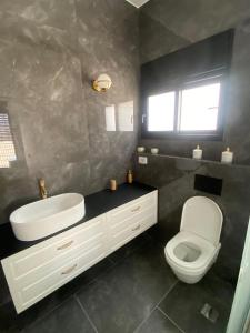莫迪因best apartment in buhcman (shivtie Israel 26)的浴室配有白色水槽和卫生间。