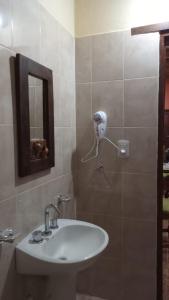 蒂尔卡拉La Herencia Tilcara的一间带水槽和镜子的浴室