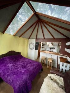 威廉斯港Refugio El Cauque的一间卧室,在房间内配有一张紫色的床