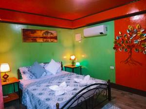 邦劳Adrianas Place Backpackers Hostel的一间绿化客房内的床铺卧室