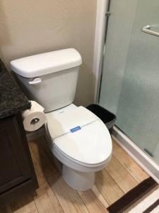 格兰茨帕斯Riverside Cabin 3的浴室配有白色卫生间和淋浴。