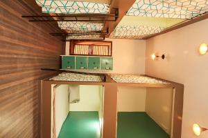 桑给巴尔Lost & Found Zanzibar的小房间设有绿色地板和天花板