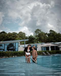 瓜隆岛Sweet Dreams Koh Rong的两个女人在游泳池里