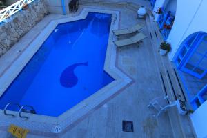 凯里尼亚Bellapais Abbey Boutique Hotel的享有大型蓝色游泳池的顶部景致